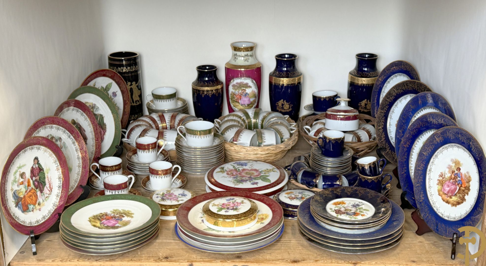 Porseleinen Limoges koffiekopjes en schoteltjes met vergulde accanthusranken + porseleinen Limoges borden met romantische geanimeerde taferelen + roze en blauwe Limoges vazen met romantische taferelen