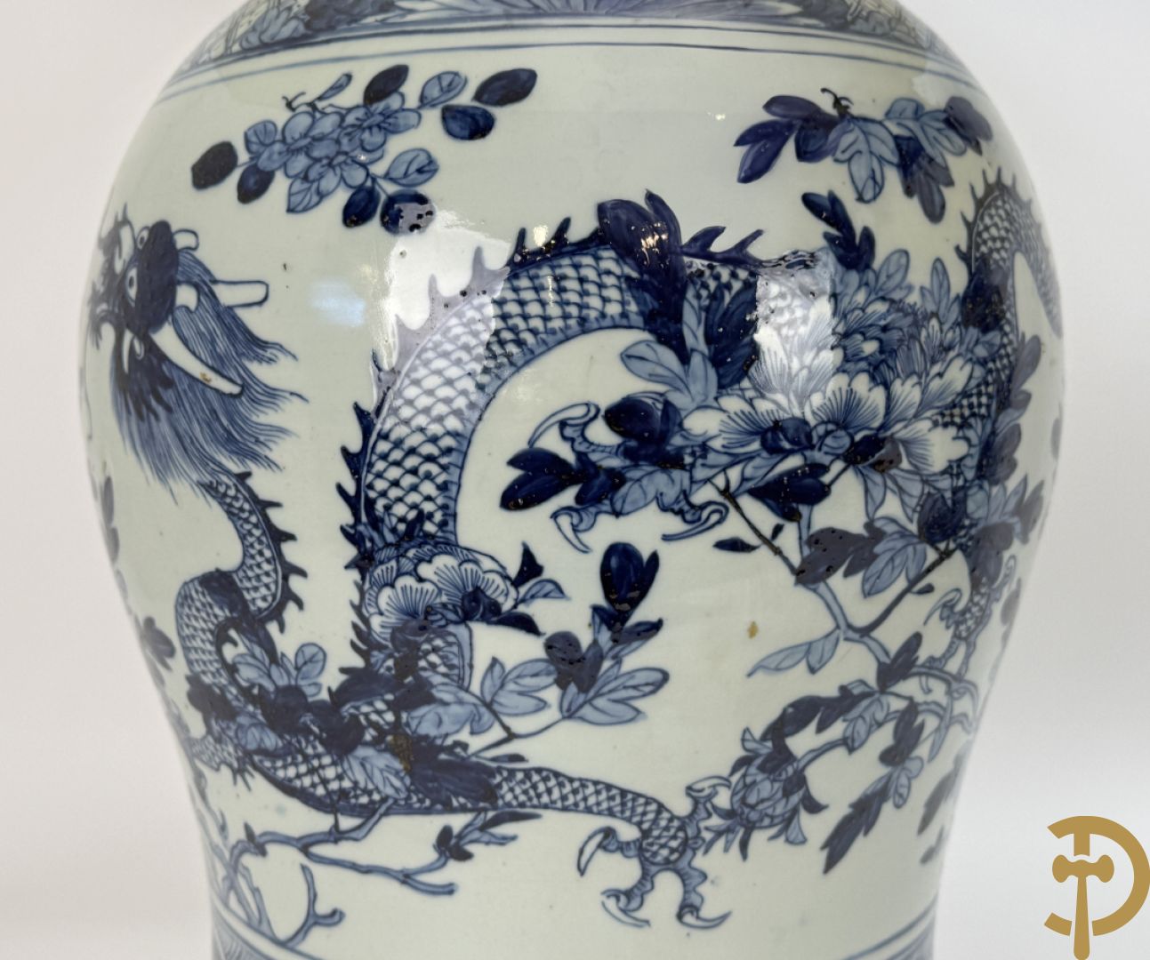 Paar Chinese blauw/witte porseleinen dekselvazen gedecoreerd met draken en bloemenmotieven, als lampadaire omgebouwd