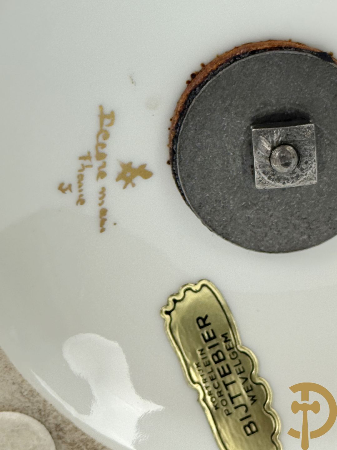 Handbeschilderde porseleinen siervaas met bloemenbeschildering en sfinxen + paar porseleinen cachepots met bloemendecor + 3 porseleinen  kopjes en schoteltjes