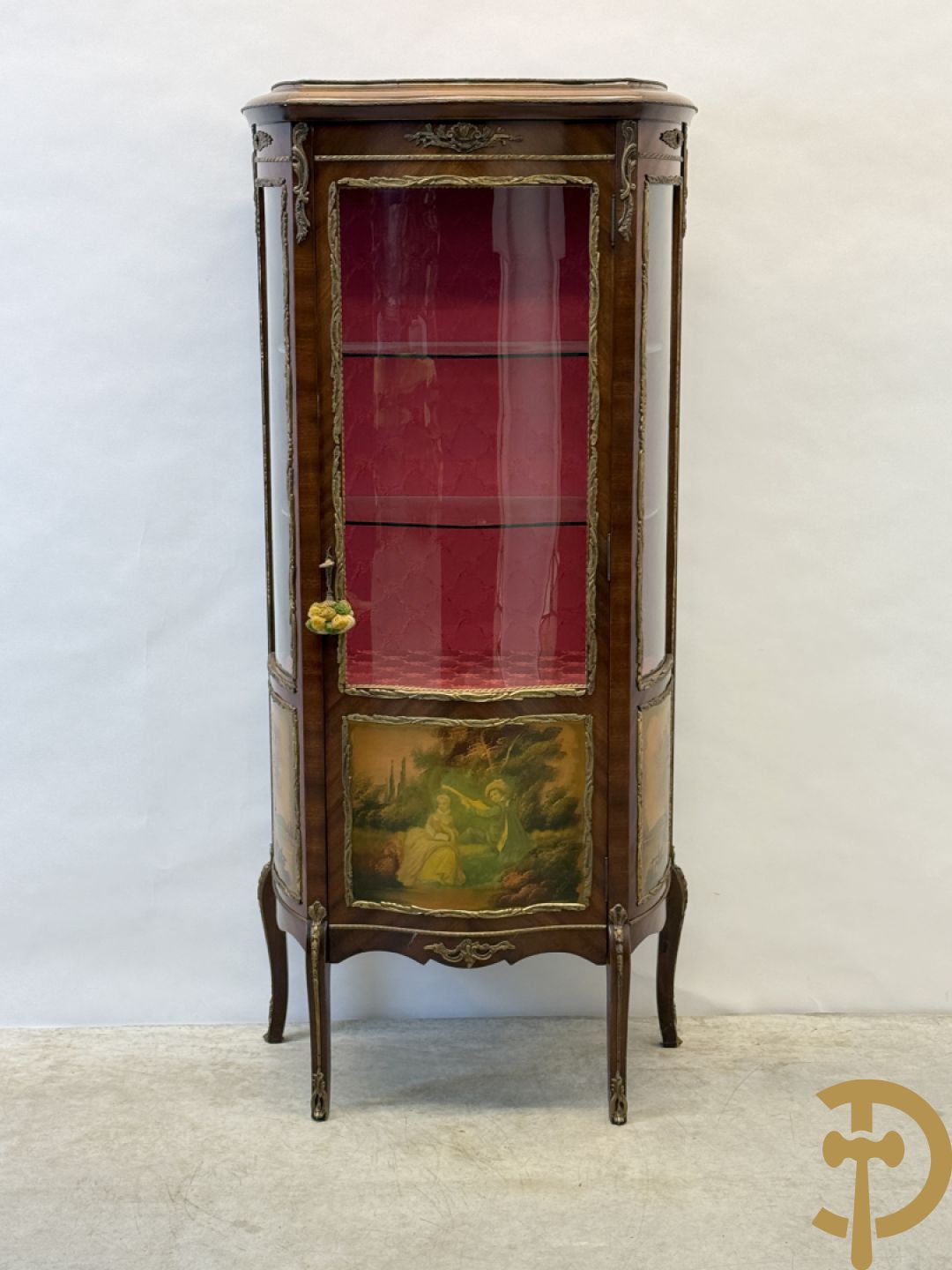 Notelaren gebombeerde Louis XV vitrine met handbeschilderde romantische taferelen en bezet met bronsbeslag