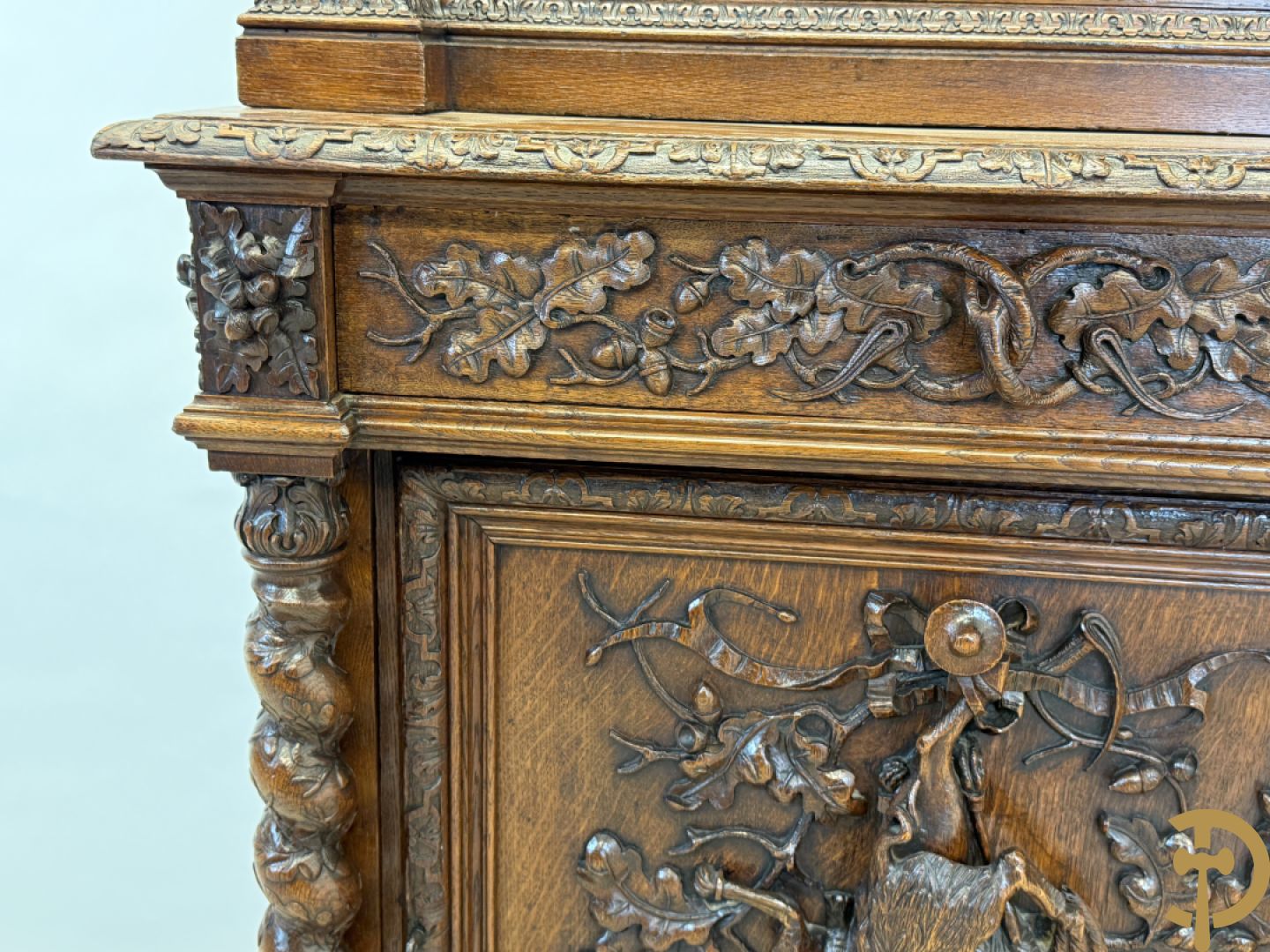 Massief eiken jacht deux-corps, bovenaan met vitrine, zijdelings met getorste zuilen, onderaan met sculptuur van everzwijn en eikebladranken