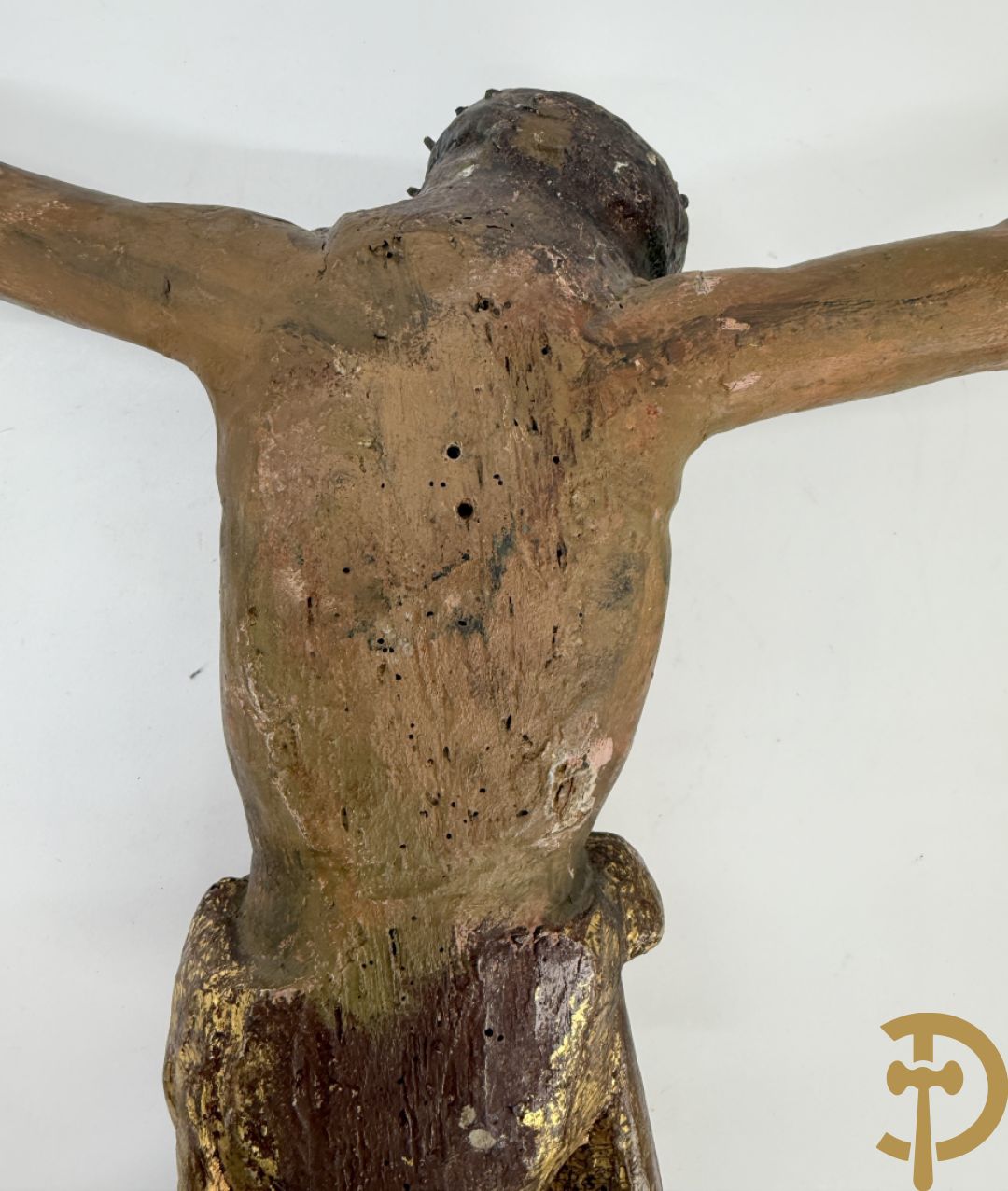 Twee houtgesculpteerde en gepolychromeerde corpussen