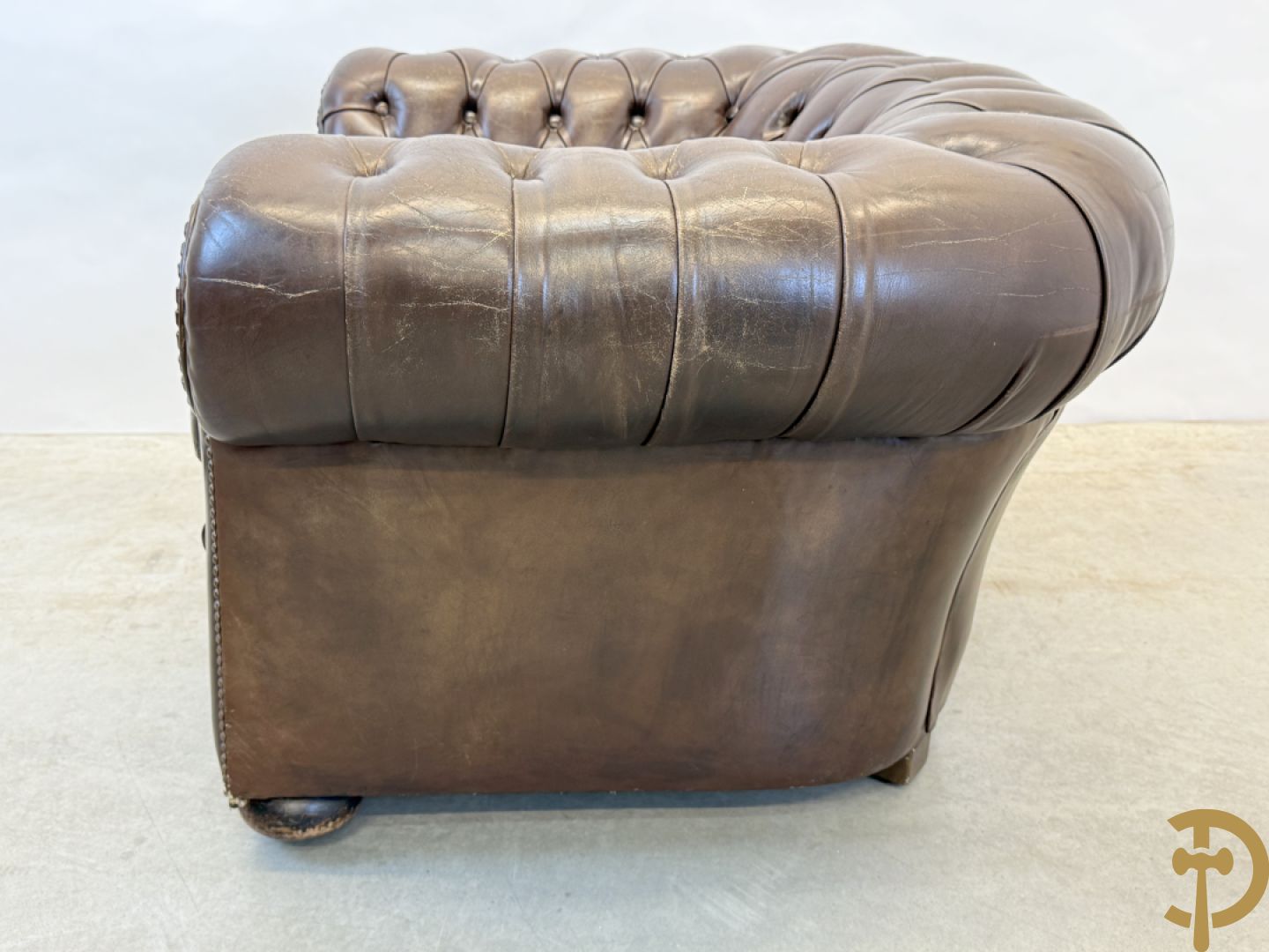 Bruin lederen driezit en club chesterfield