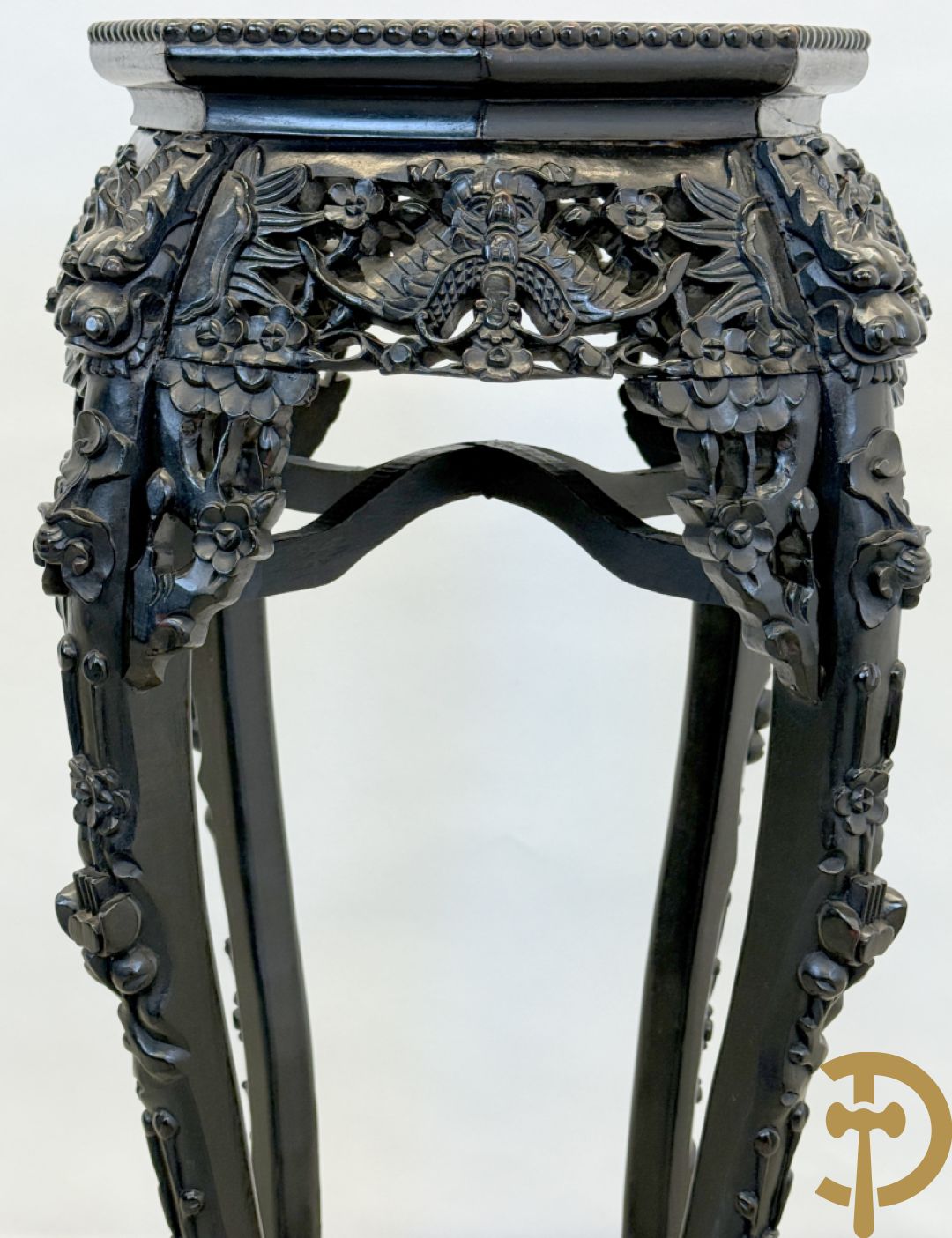 Hardhouten achthoekige rozehouten Chinese beeldenstaander met gesneden bloemenmotieven