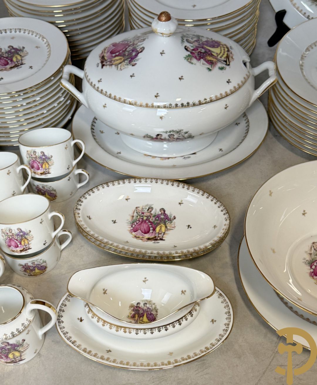Porseleinen eet- en koffieservies met decor van elegant koppel, Limoges gemerkt