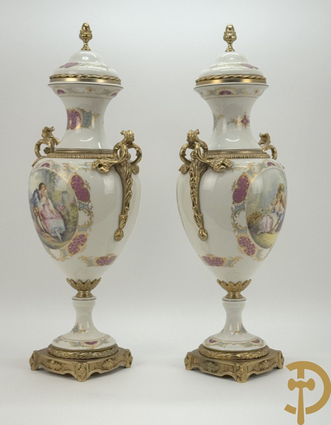 Paar porseleinen Sèvres stijl dekselpotiches met dubbel bedrukt romantisch decor en bezet met bronzen ornamenten