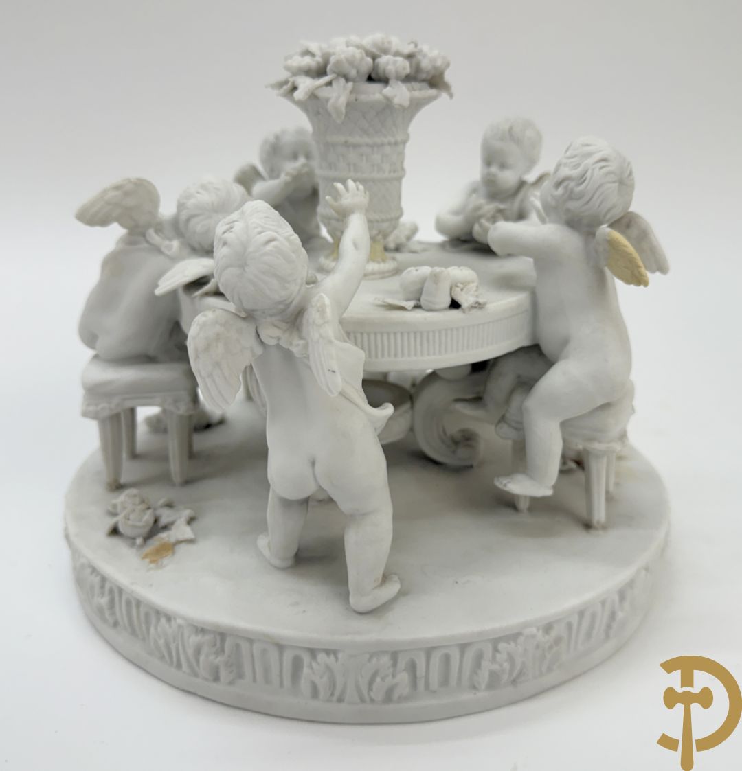 Vijf witte biscuits met cupido