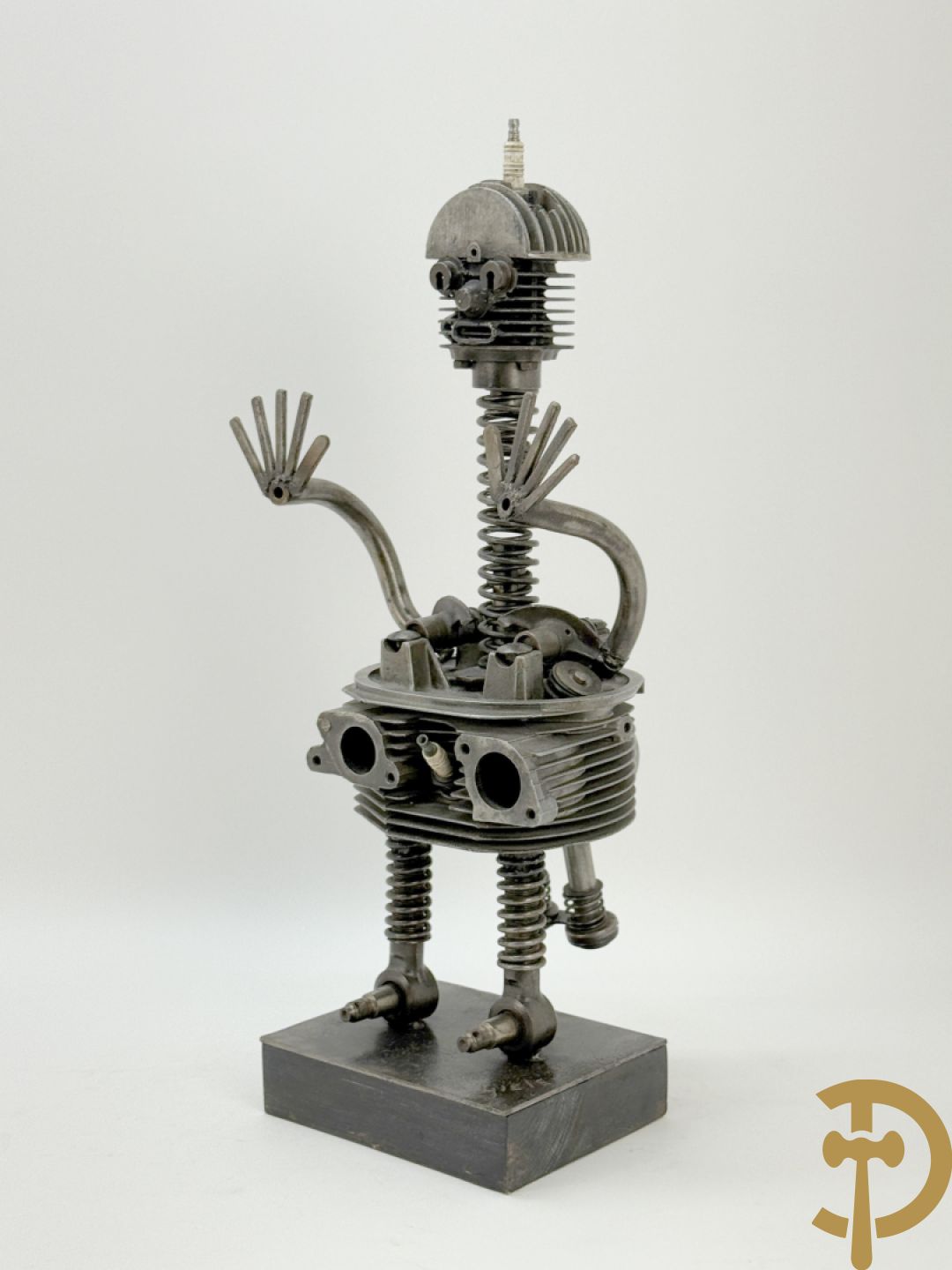 GIELS getekend - Kunstzinnige figuur in ijzerassemblage van motoronderdelen