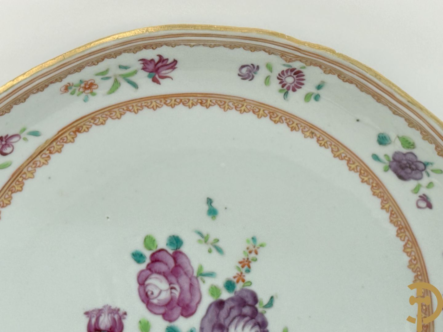 Negen Famille rose bordjes w.o. zes plat gekartelde, 1 diep gekartelde en 2 vlakke met bloementaferelen