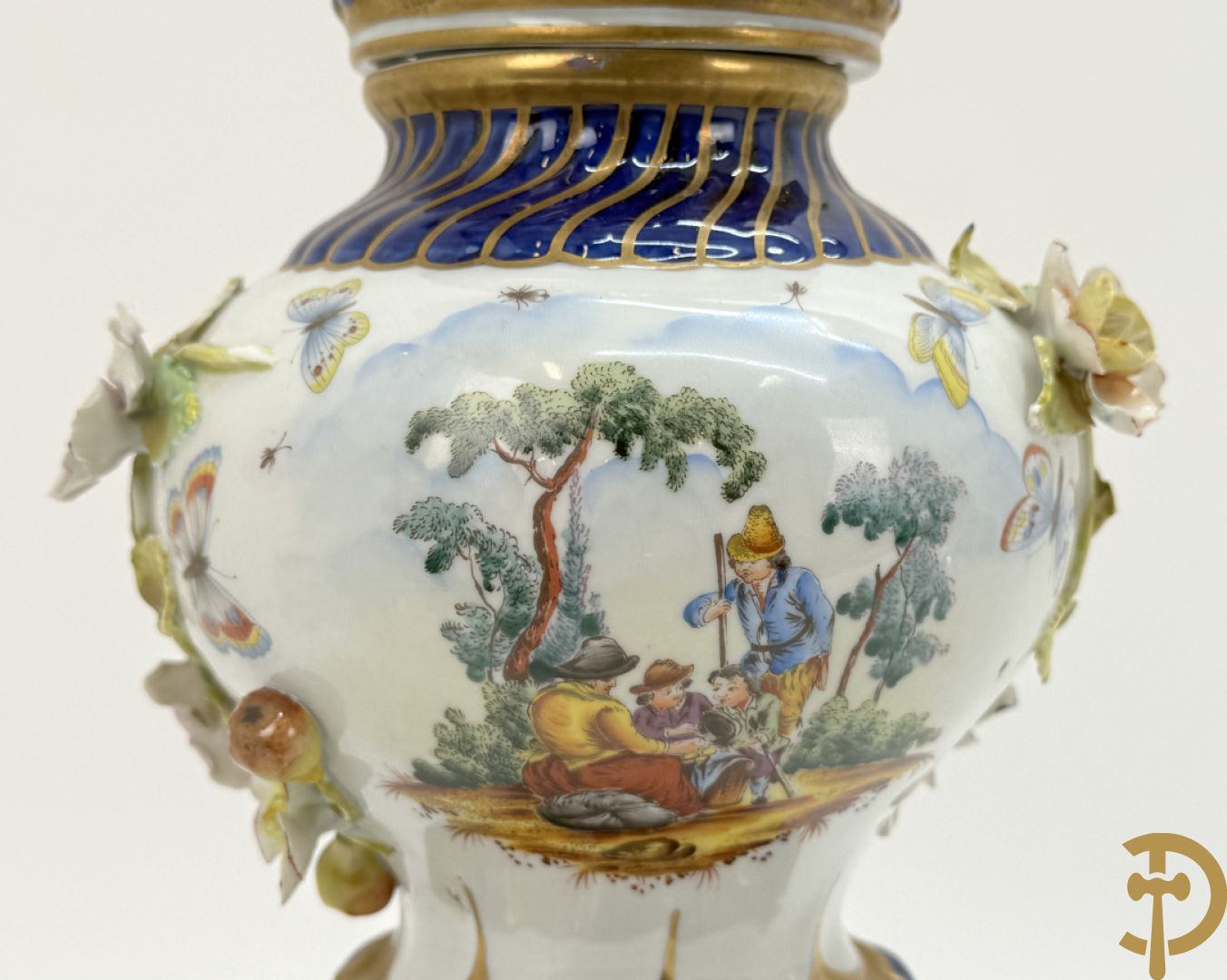 Porseleinen siervaas met handbeschilderd geanimeerd decor bezet met basrelief van bloemen en bovenaan bekroond met deksel met vogel