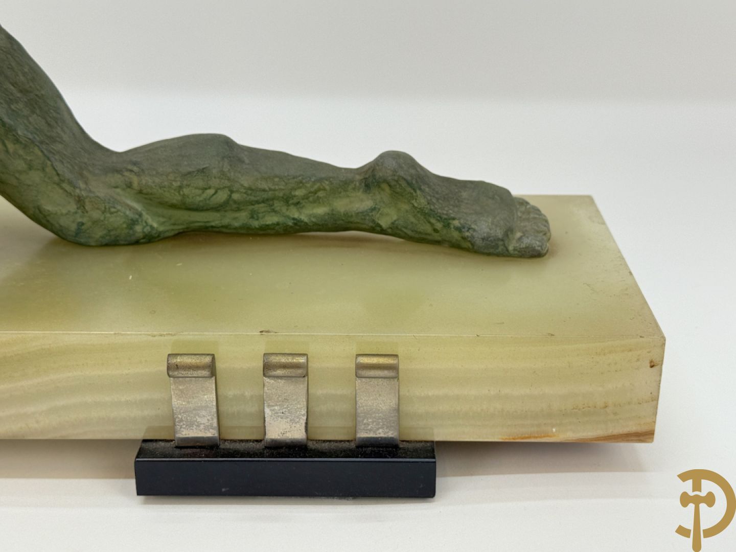 Kunstbronzen Art Deco beeld van boogschutter op onix marmeren basis