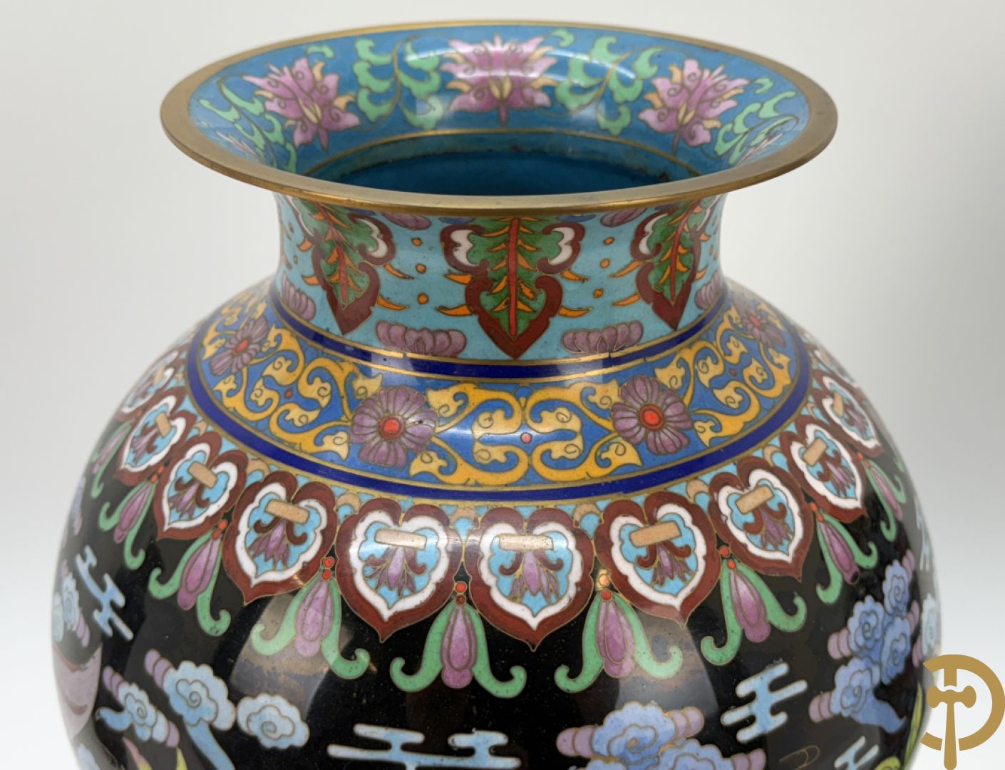 Paar cloisonévazen met bloemen en vogeldecor op zwarte fond - op houten sokkel