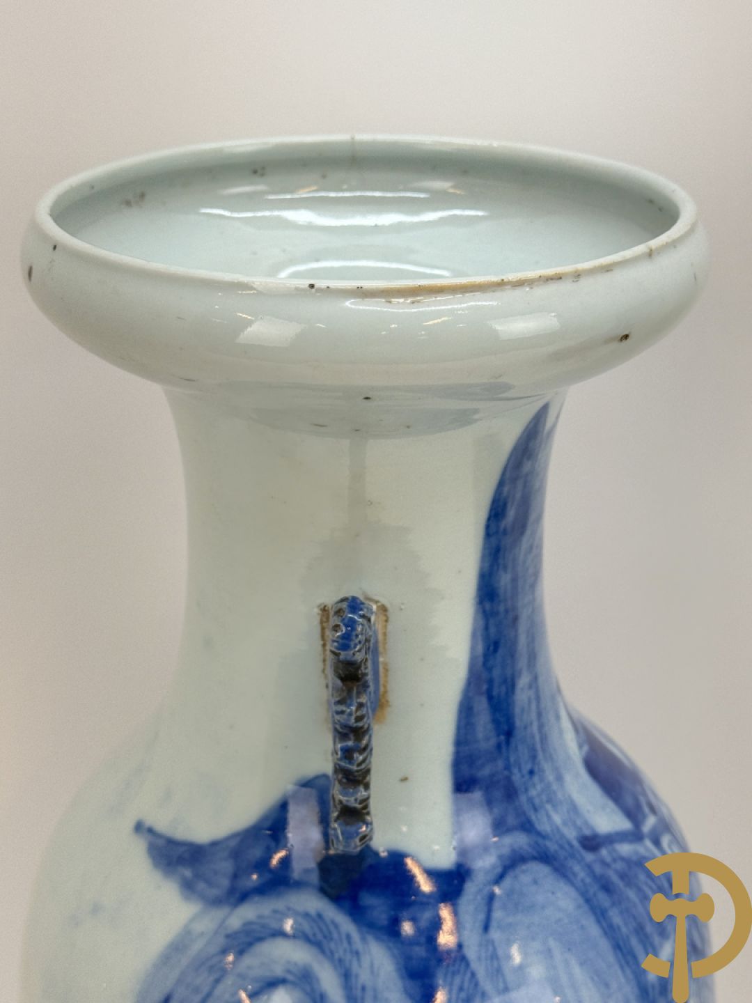 Paar Chinese blauw/wit vazen met geanimeerd huizendecor