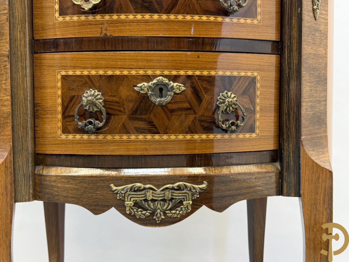 Notelaren geparketteerd tweeladenkastje met bronsbeslag, bovenaan bezet met marmeren blad