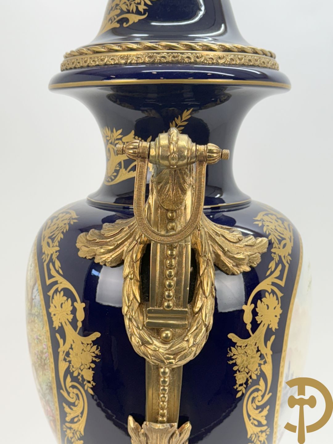 Onleesbaar getekend rechts onder, Sèvres stijl vaas met dubbel decor van romantische genrescène en landschapsscène, met bronzen ornamenten bezet