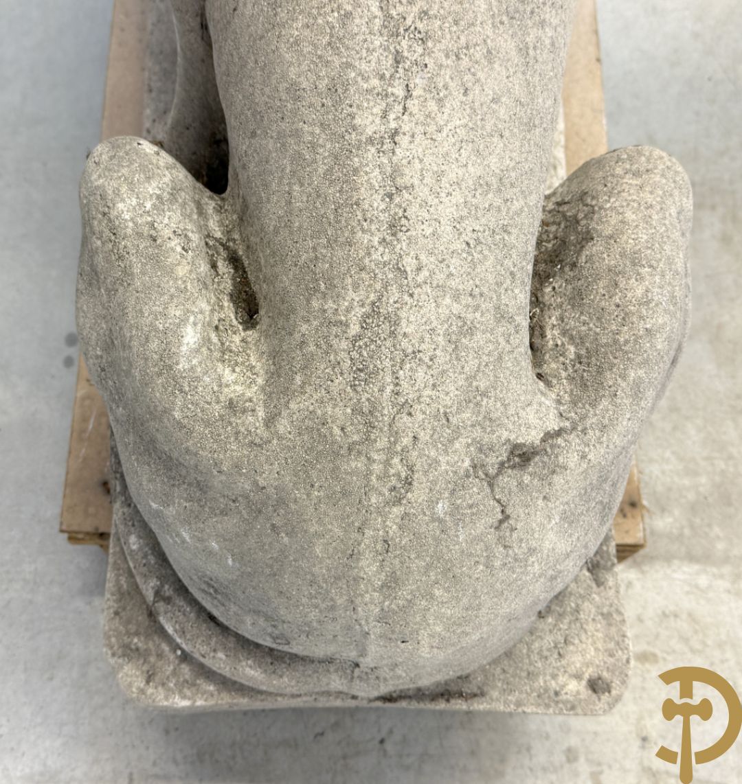 Paar betonnen tuinbeelden van leeuwen