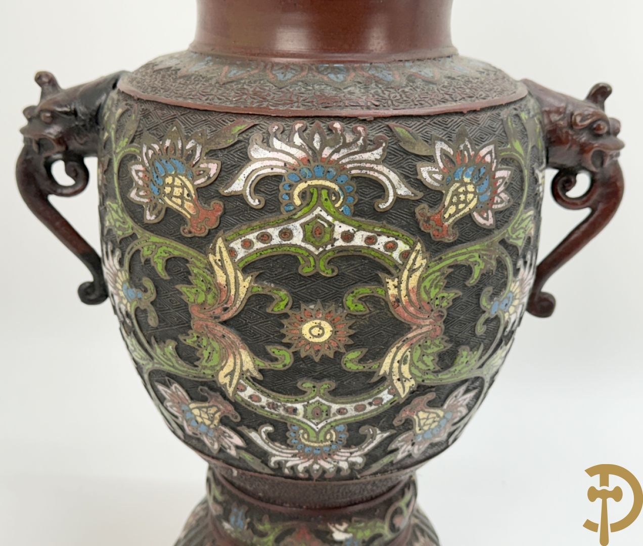 Japanse cloisoné vaas met fo-hond en bloemenmotieven