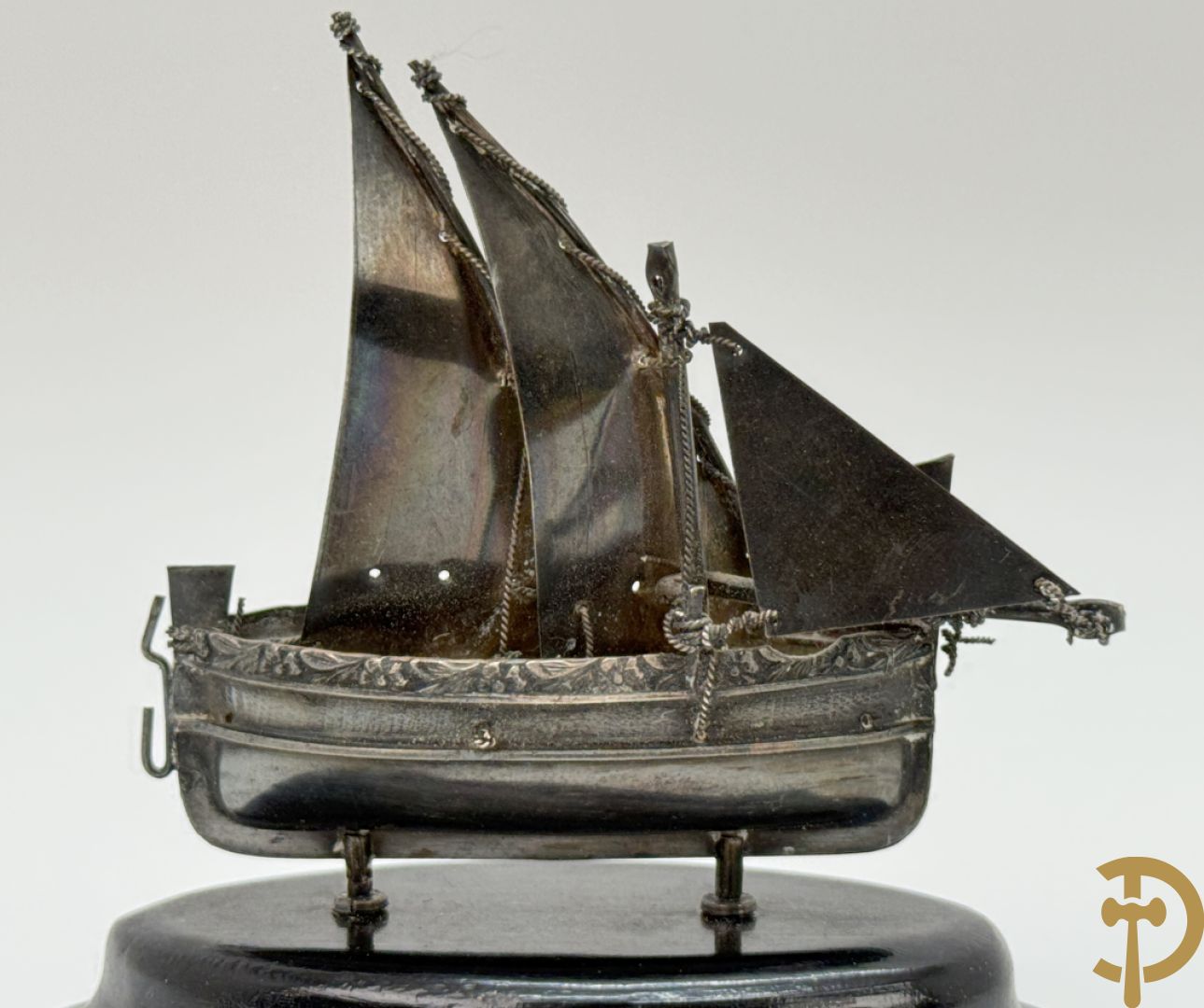 Massief zilveren zeilbootje op houten sokkel