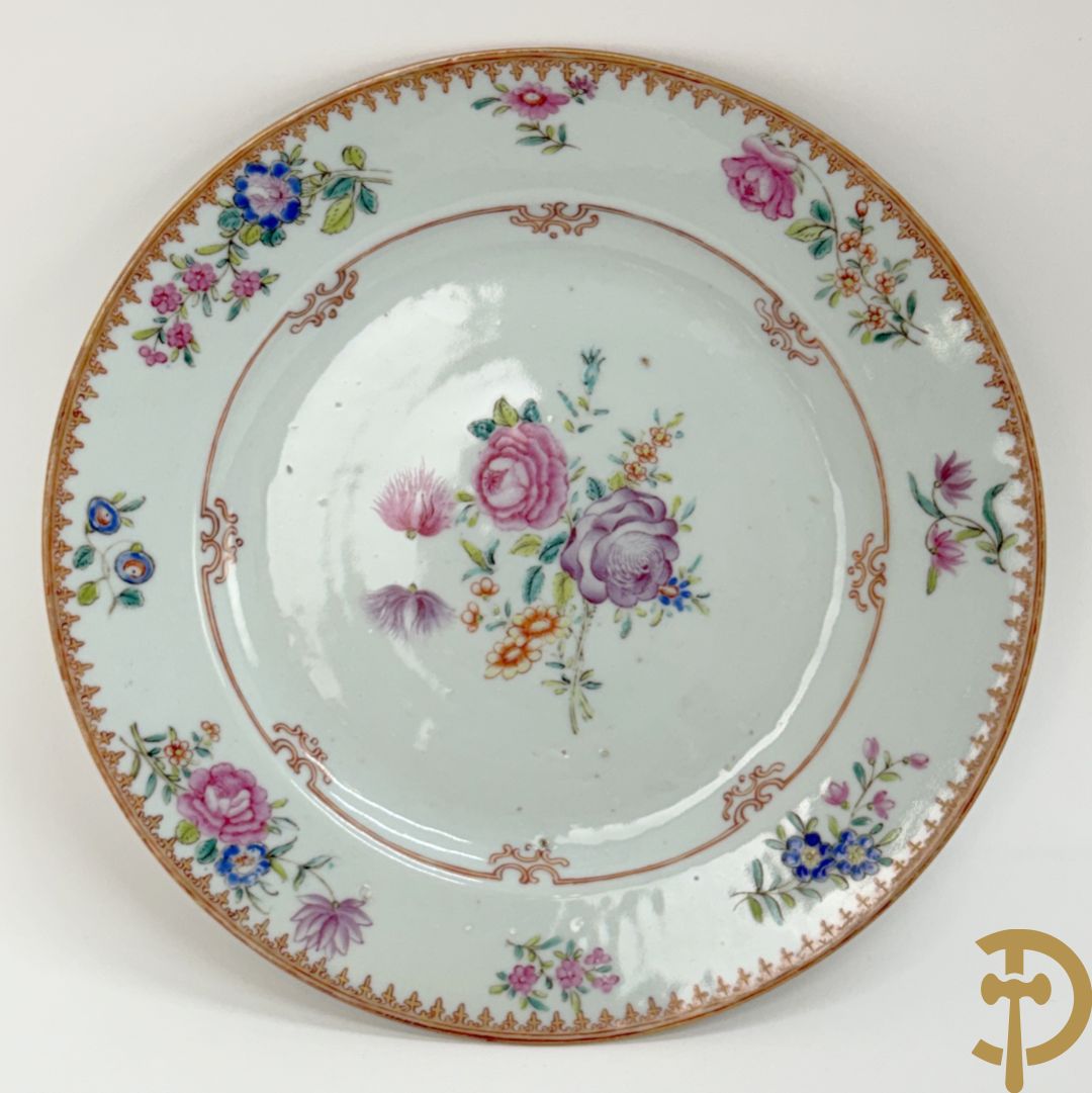 Negen Famille rose bordjes w.o. zes plat gekartelde, 1 diep gekartelde en 2 vlakke met bloementaferelen
