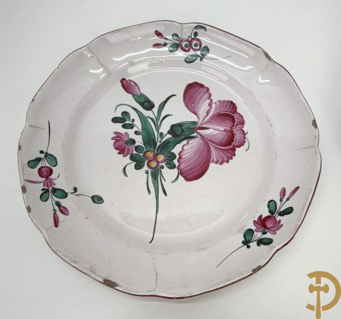 Paar polychrome Delftse zeshoekige dekselvazen met bloemen- en vogeldecor + 4 Strassbourgborden