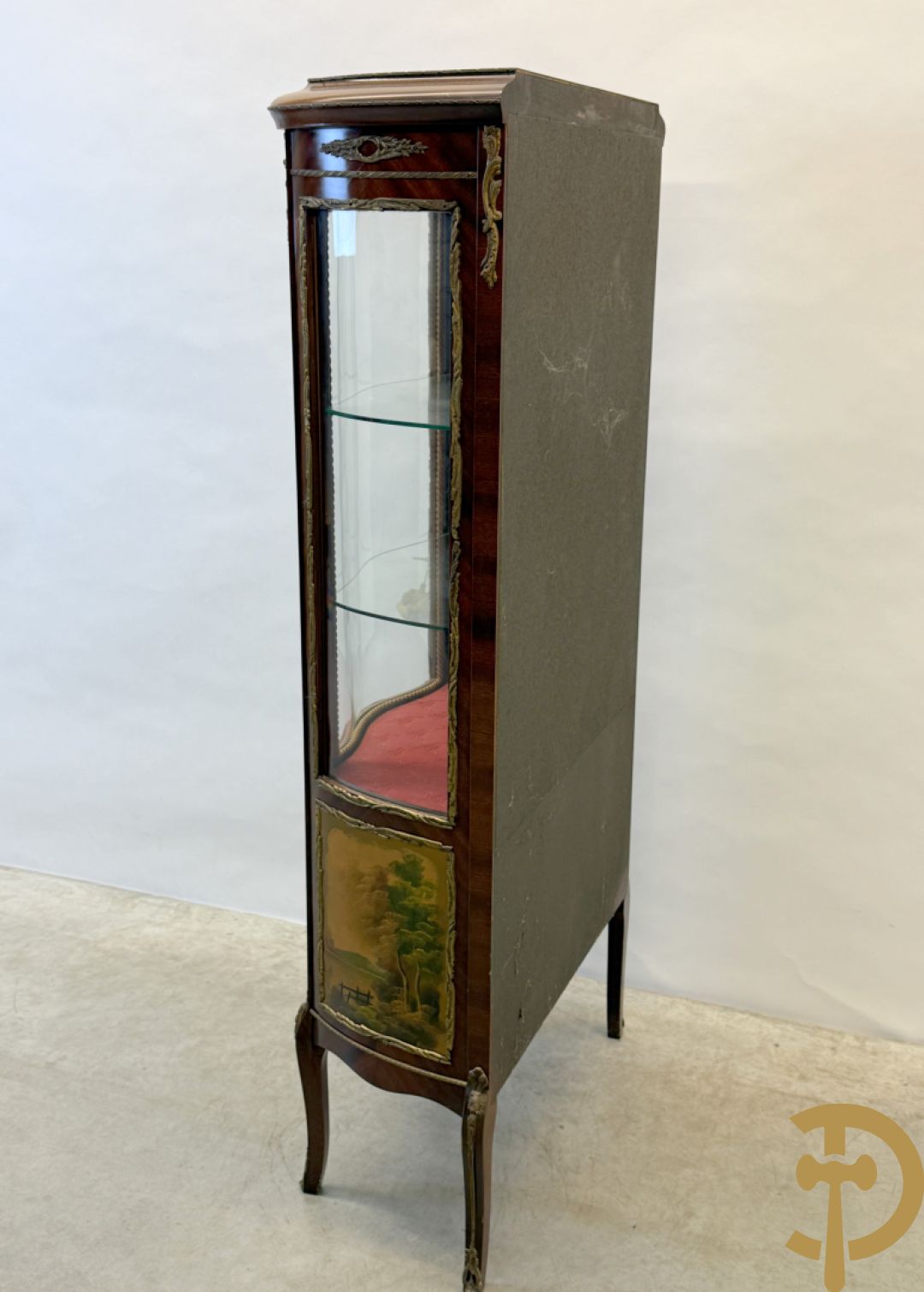 Notelaren gebombeerde Louis XV vitrine met handbeschilderde romantische taferelen en bezet met bronsbeslag