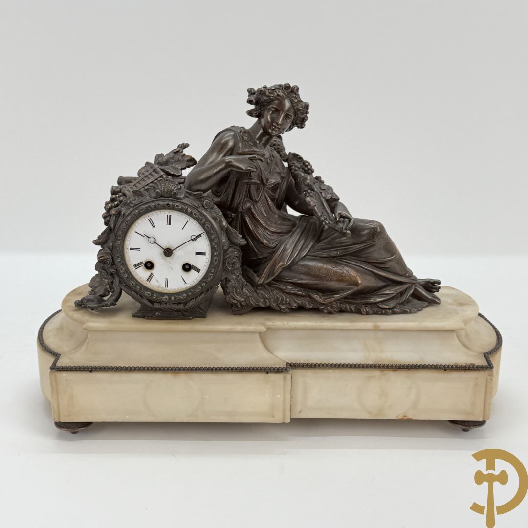 Kunstbronzen pendule liggende dame met beker op marmeren sokkel