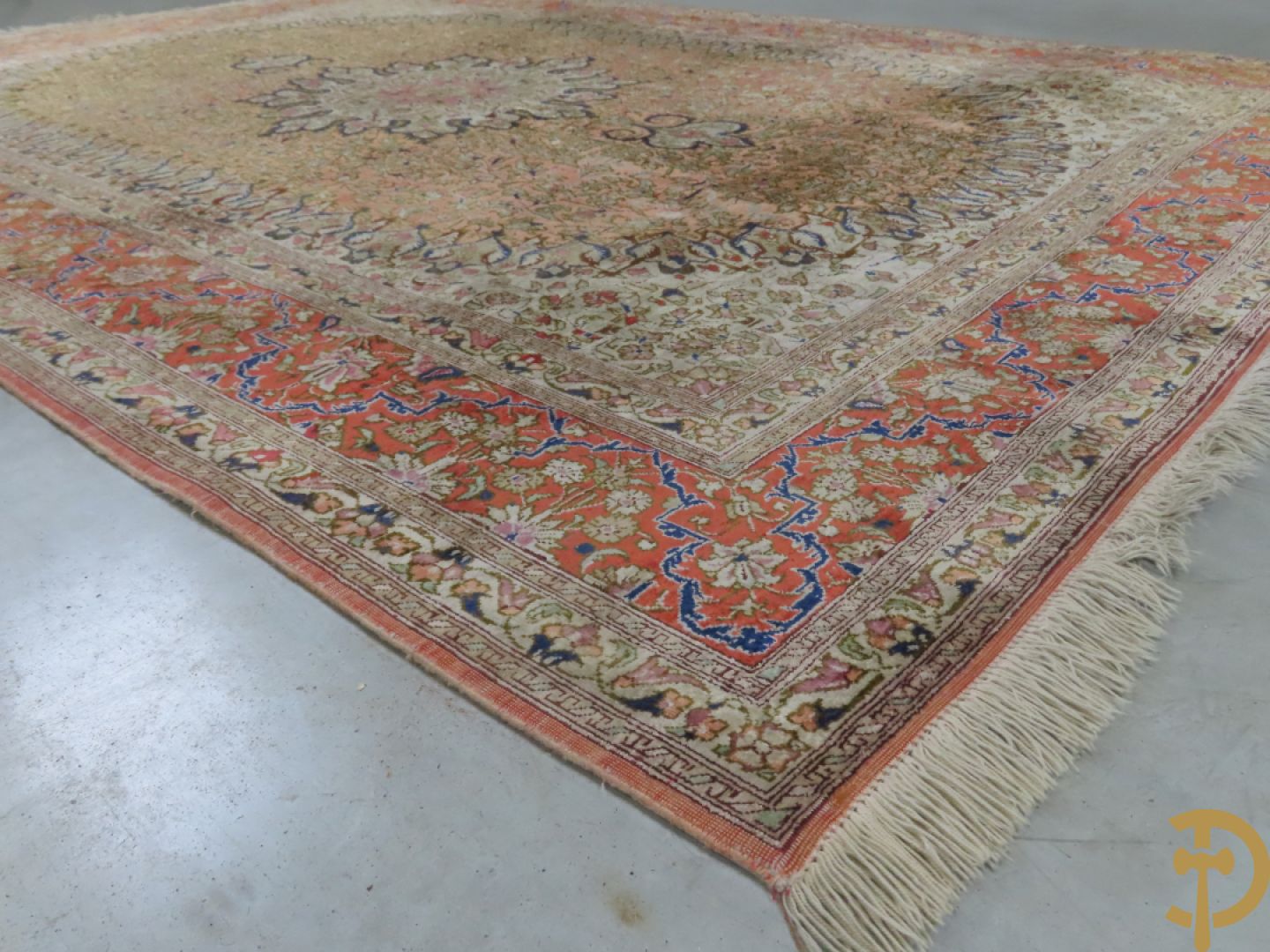 Oosters handgeknoopt tapijt zijde op katoen met centraal medaillon en bloementaferelen