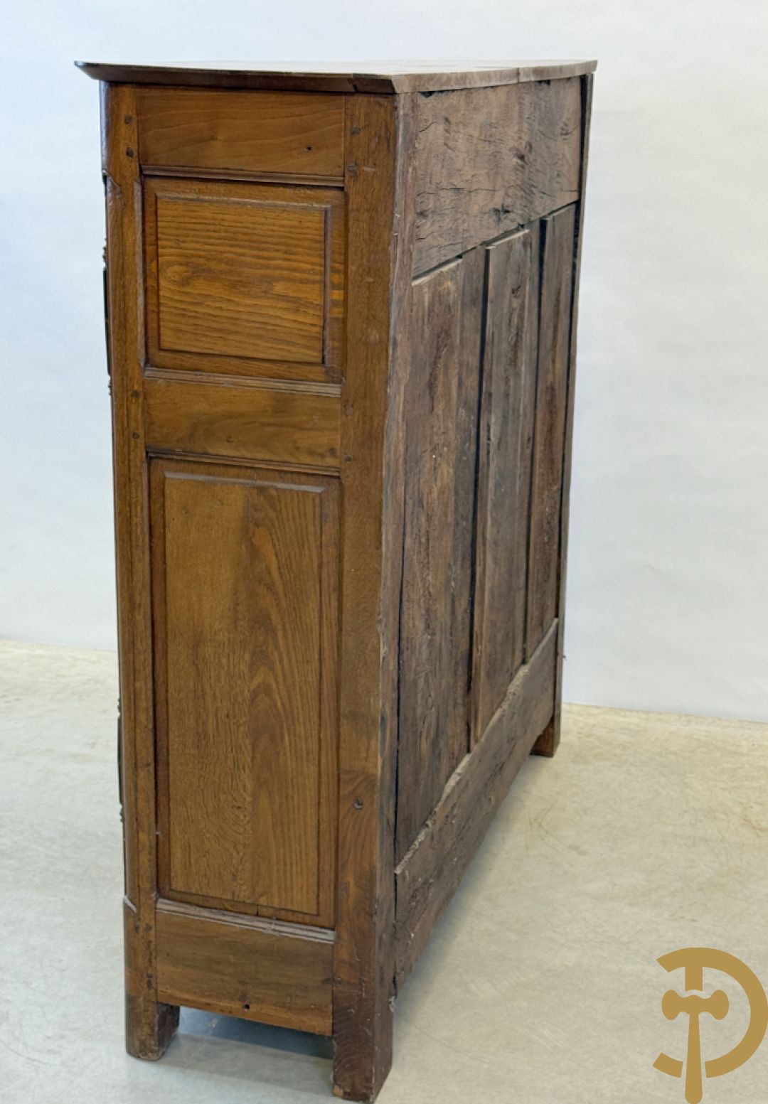 Massief eiken tweedeursdresse met gesculpteerde bloemen en afgestoken panelen in de deuren, Louis XV stijl, 19e