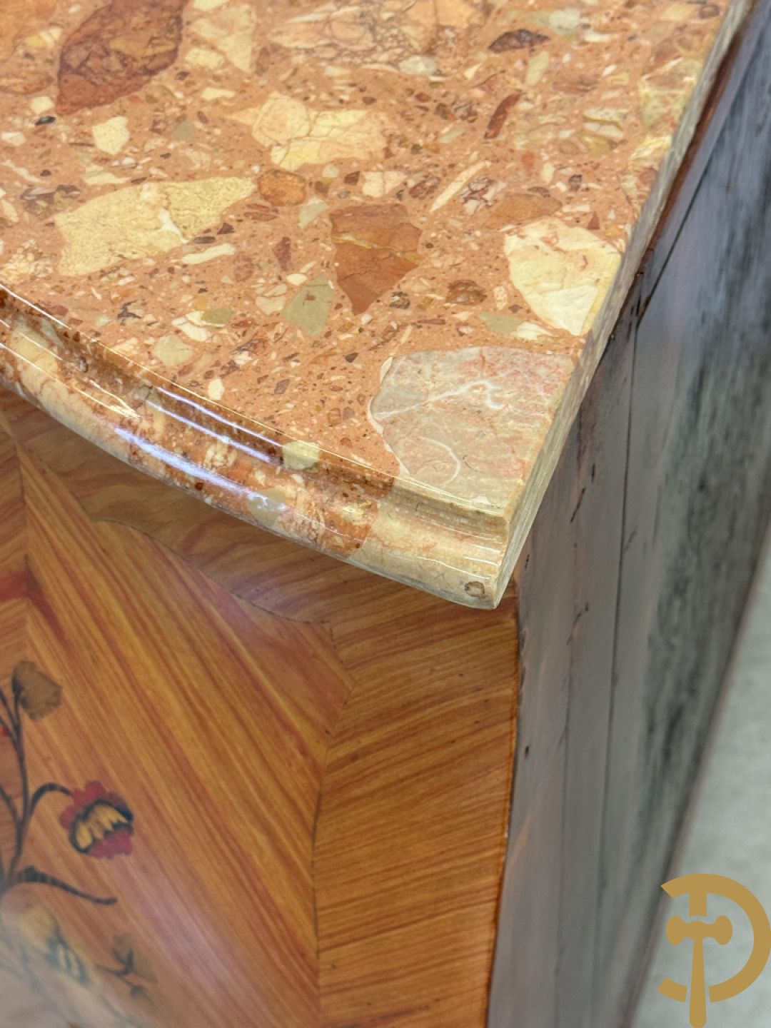 Notelaren gegalbeerde drieladencommode met bloemenmarketterie en marmeren blad