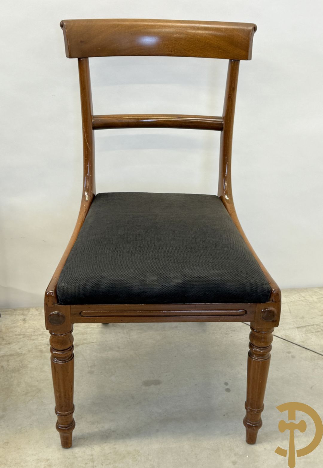 Set van 8 notelaren gondelvormige stoelen