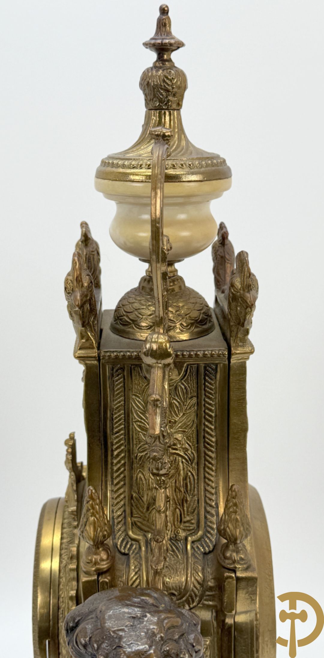 Driedelige koperen garnituur, centraal met harp geflankeerd door paar cupido