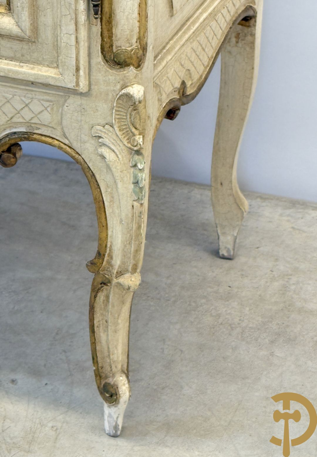 Gemonochromeerde Louis XV vitrine met basrelief van romantische scène