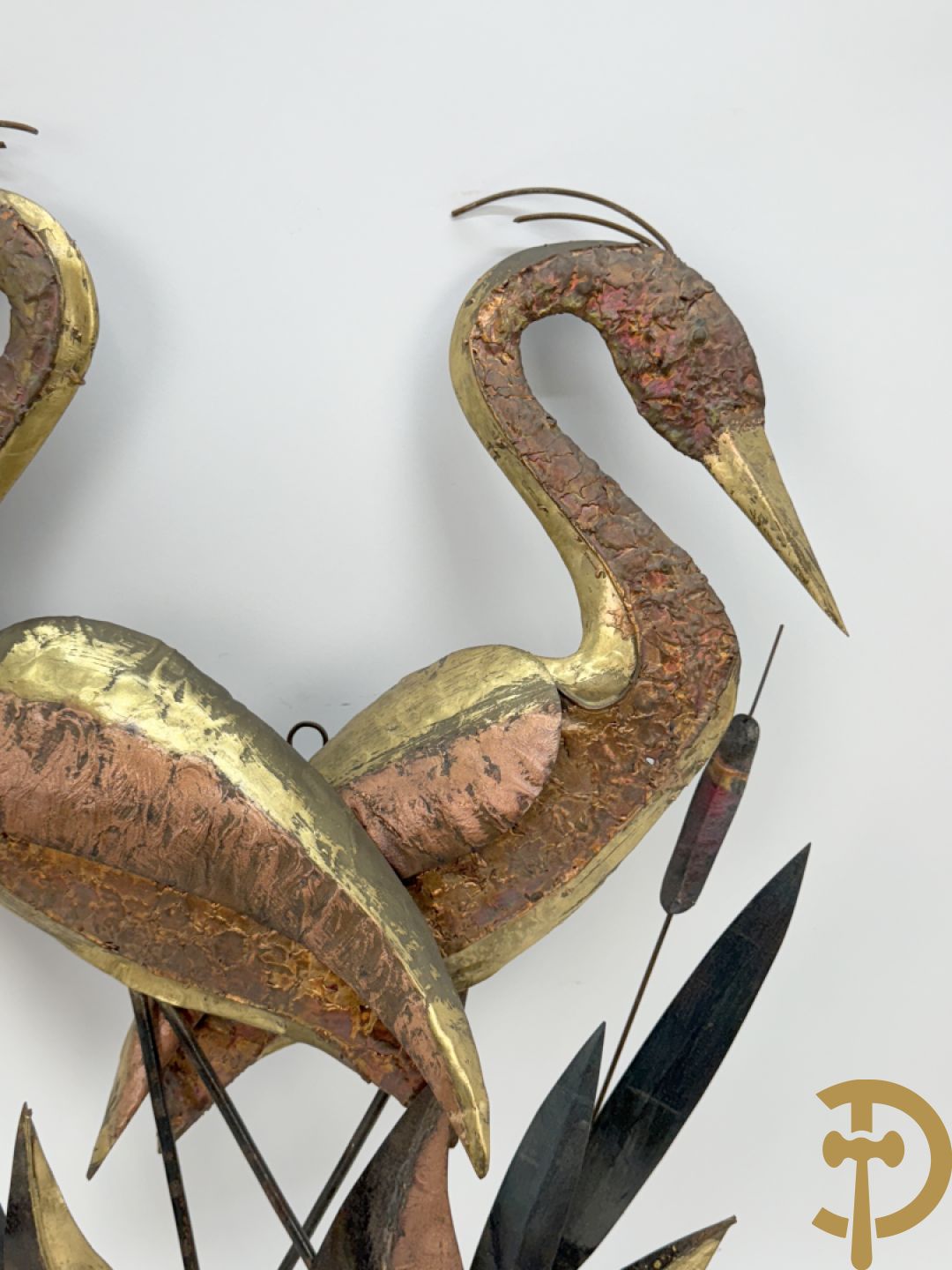 Paar vergulde metalen basreliefs met ooievaars en lisdoddes