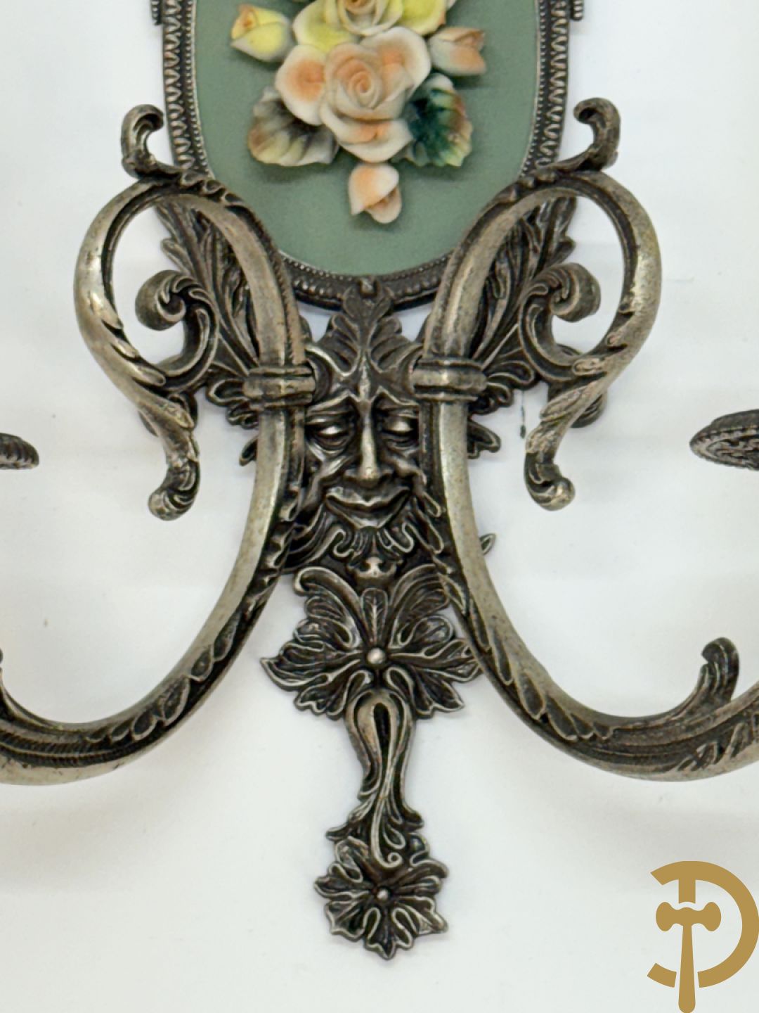 Paar verchroomde bronzen twee-armige applieken met porseleinen bloemen bezet