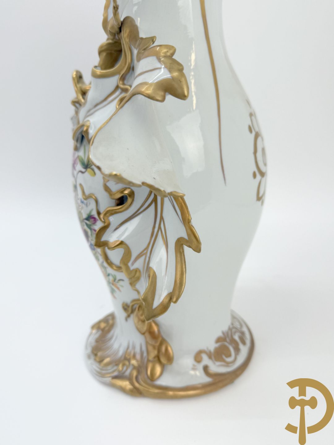 Paar porseleinen cornetvazen met bloemendecor, deels verguld, gemerkt Capo di Monte