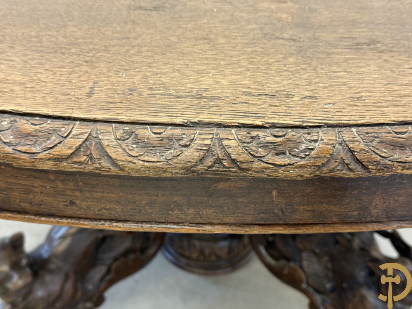 Eiken ovale jachttafel met 4 verschillende dieren + zes stoelen met canage op getorste poten (verschillende modellen)