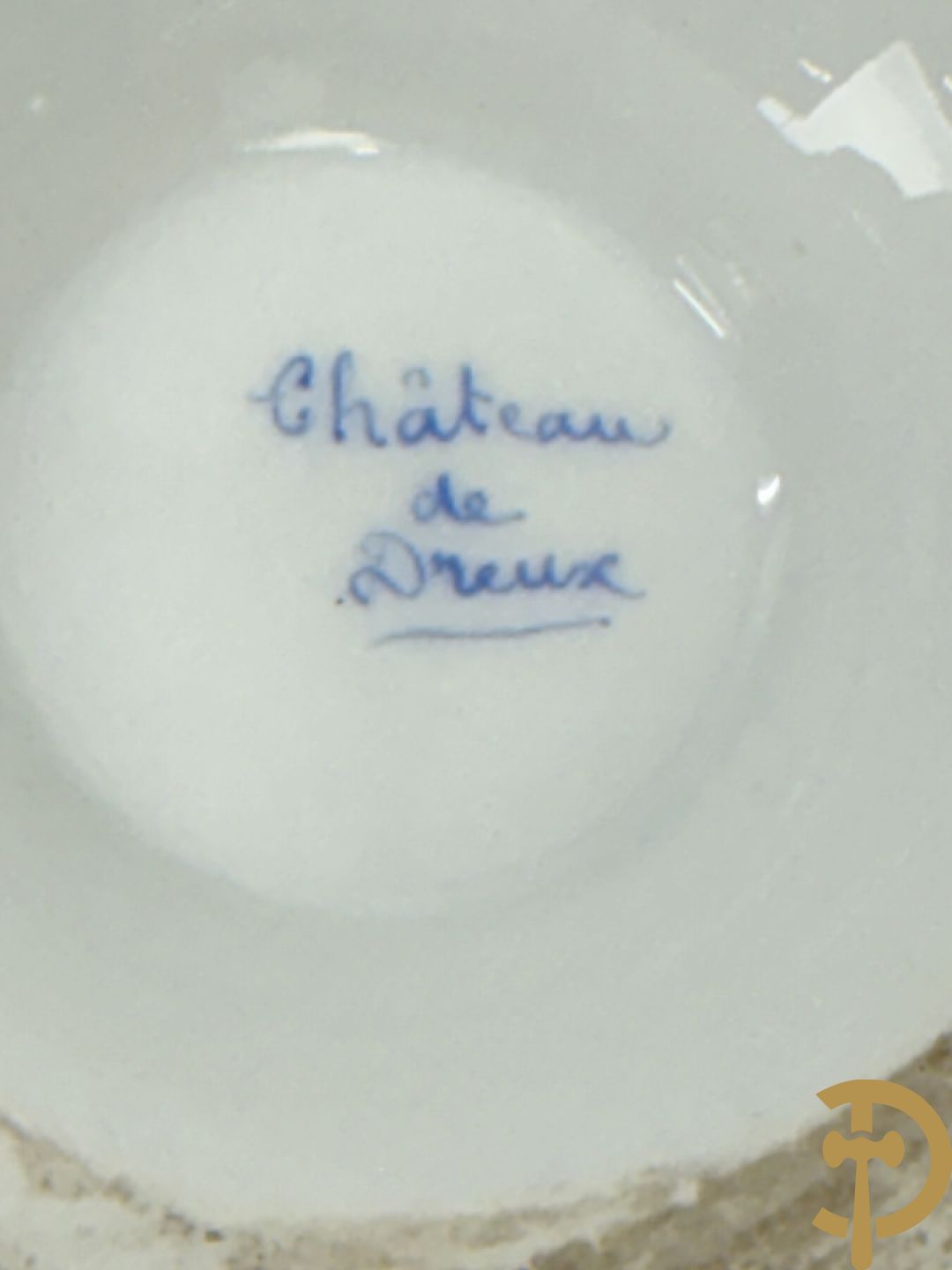 Paar Vieux Bruxelles cornetvazen met religieuse symboliek + grote tas op onderschaal + amfoorvaas