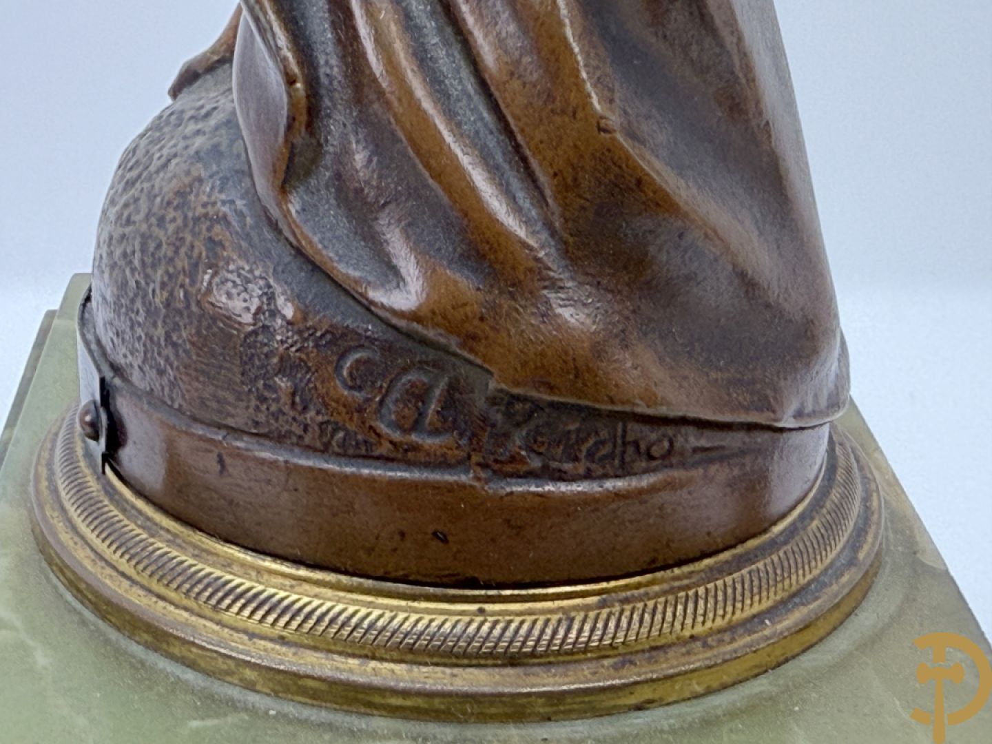 Driedelige zamak garnituur met dame Pavot met bloemen op uurwerk, Rucho getekend, geflankeerd door paar kandelaars