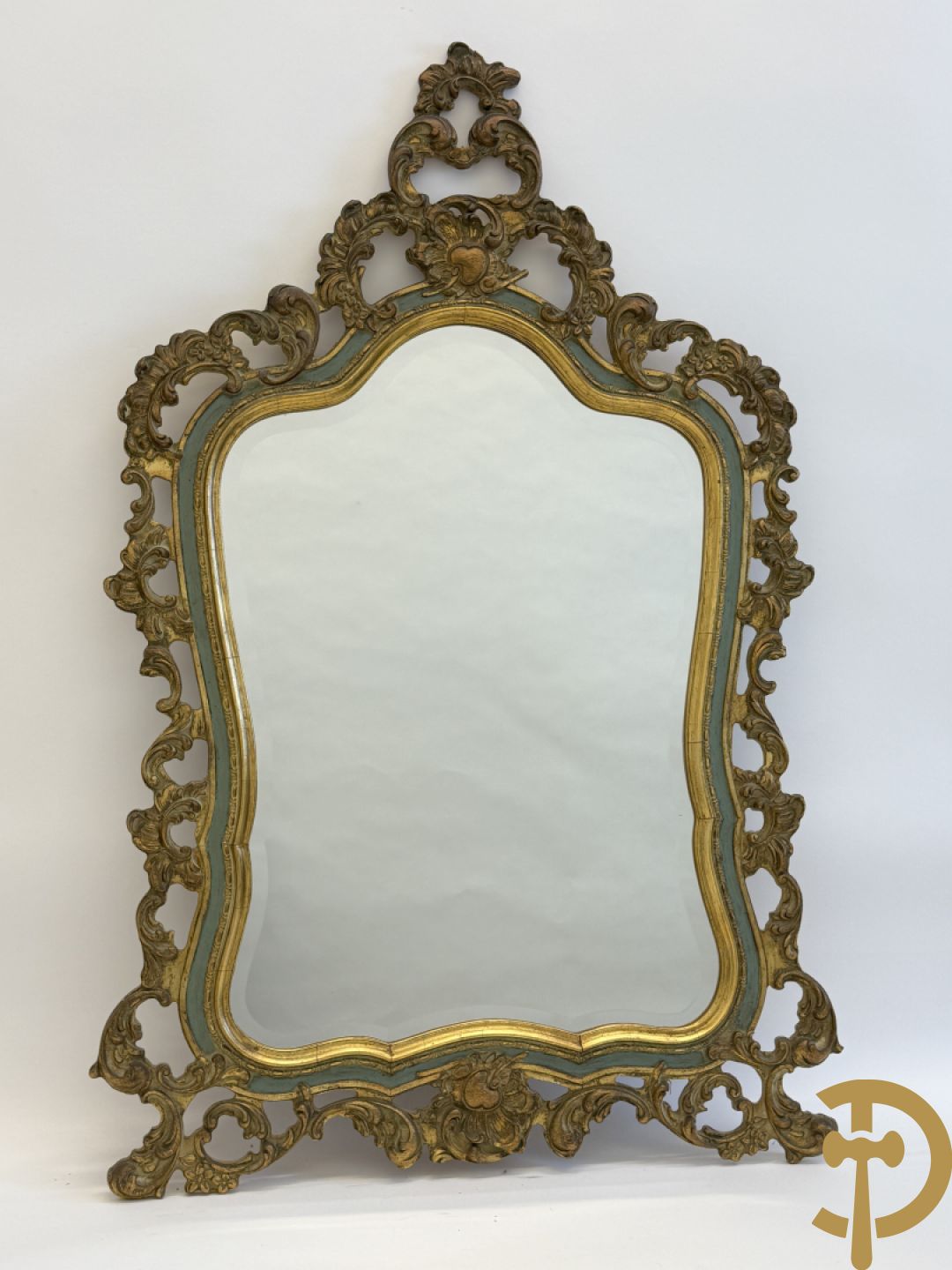 Paar vergulde spiegels met geslepen boord en rocailles, Louis XV stijl