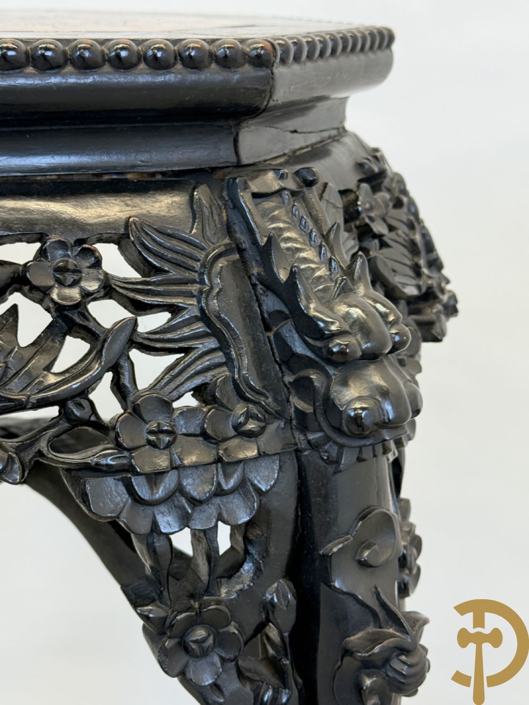 Hardhouten achthoekige rozehouten Chinese beeldenstaander met gesneden bloemenmotieven