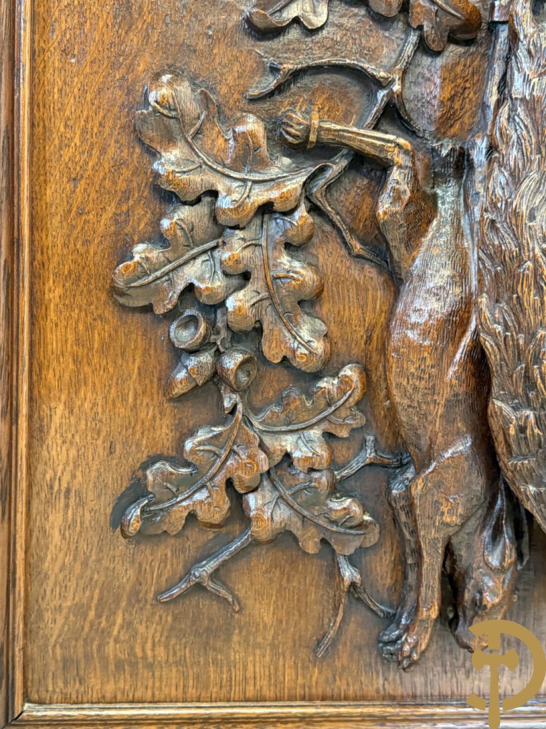 Massief eiken jacht deux-corps, bovenaan met vitrine, zijdelings met getorste zuilen, onderaan met sculptuur van everzwijn en eikebladranken