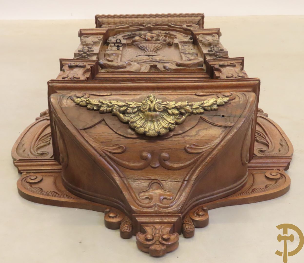 Massief eiken hangtabernakel + religieus brocaat