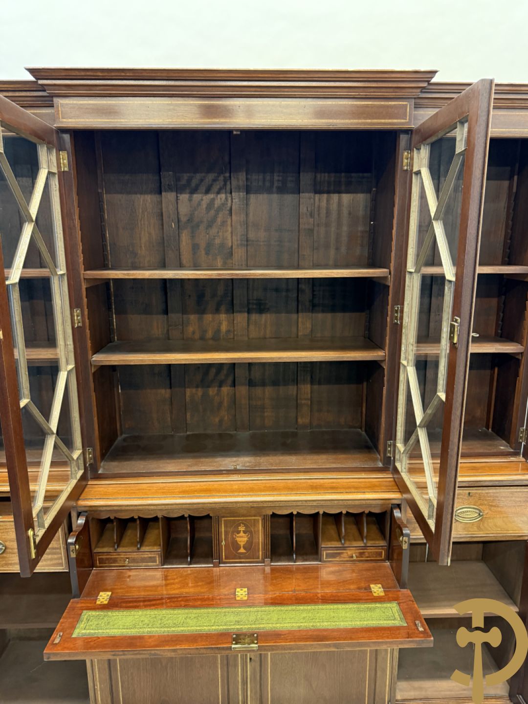 Notelaren Engelse stijl breakfront met ingebouwde secretaire, bovenaan met vitrine en decor van amfoorvazen op de deuren