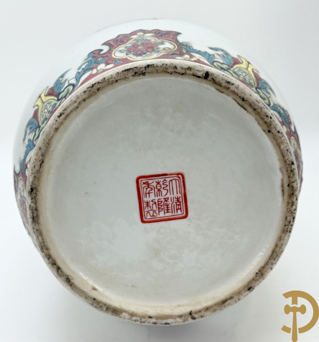 Paar porseleinen Chinese vazen met decor van personages en Chinese tekens, handgekleurd