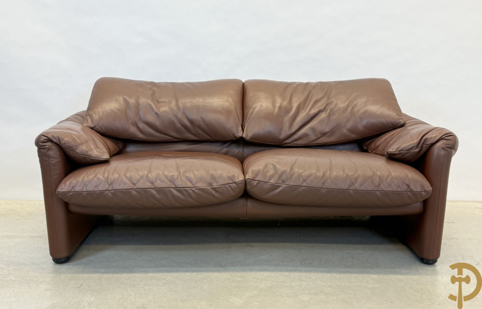 Paar bruin lederen canapé