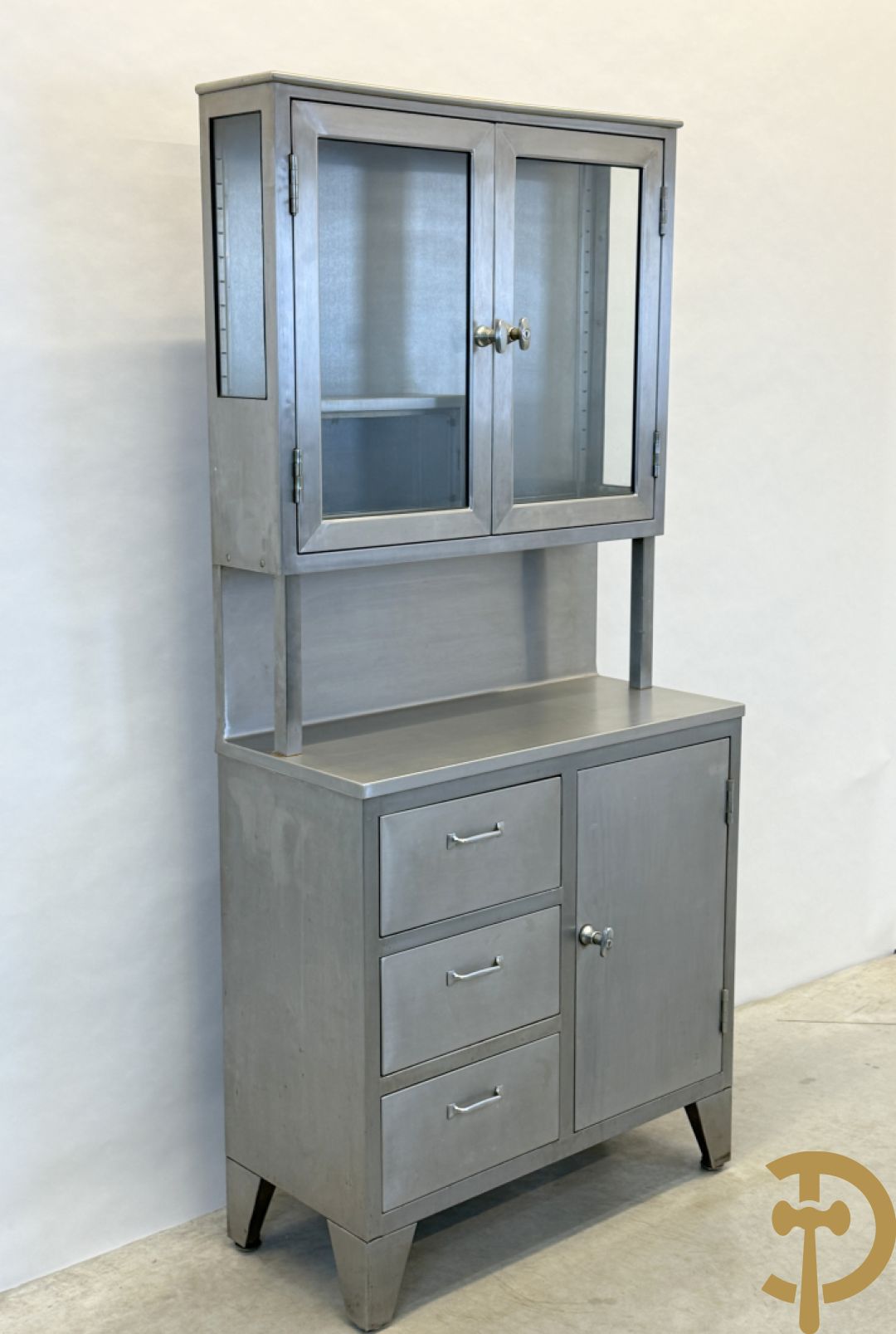 Design inox medisch kabinet, bovenaan met 2 beglaasde deuren, onderaan met deur en 3 lades, by Friedrich Schmitz, Germany