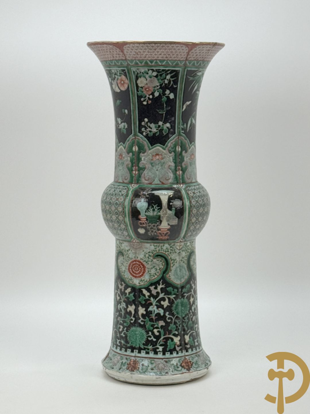 Antieke Chinese Gu vaas met geschenkendecor op zwarte fond