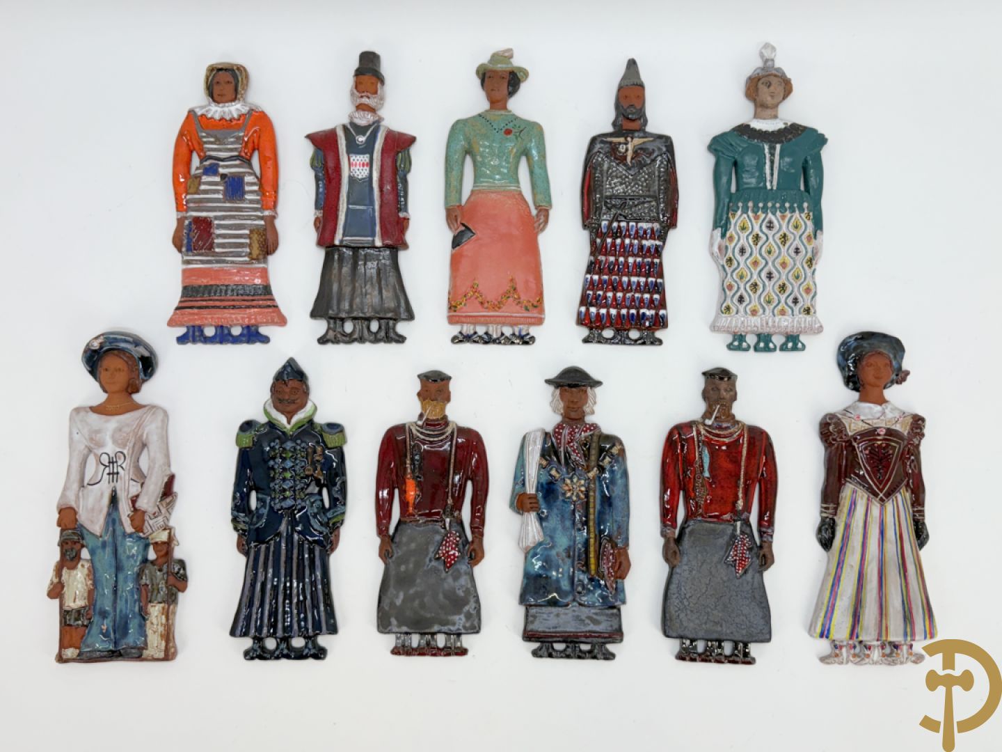 Elf keramieken basreliefs van reuzen