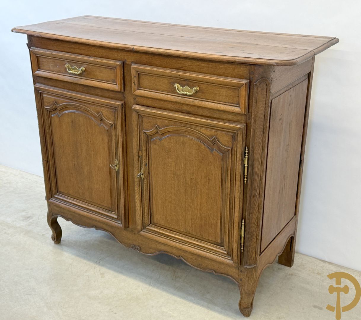 Massief eiken Vlaamse tweedeursdresse met 2 lades, afgestoken panelen en voluutvormige poten, 18e