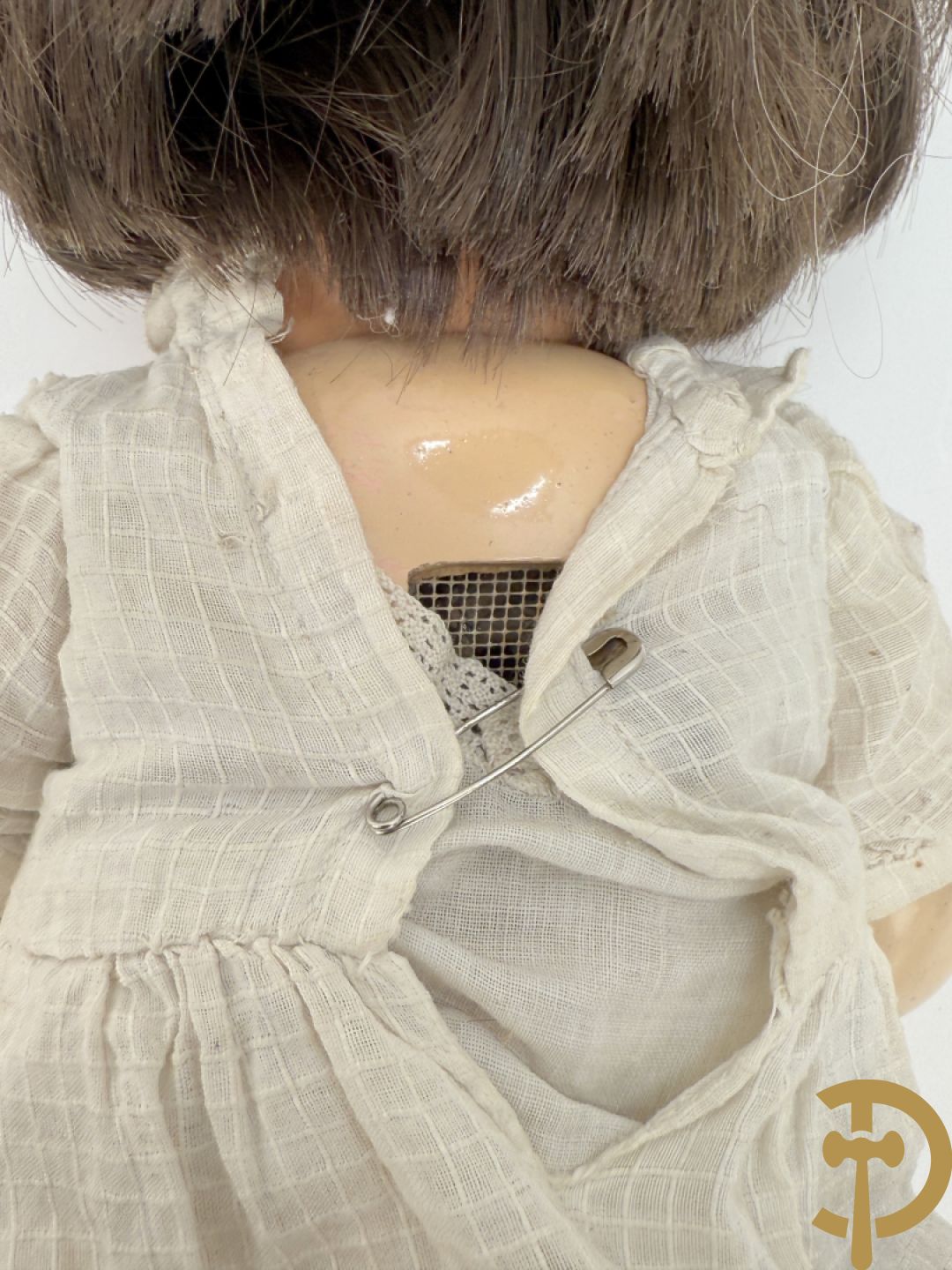 Oude pop met papier maché ledematen, gemerkt K R36/.728 + oude pop met papier maché ledematen en kantelbare oogjes + oude pop in papier maché, gemerkt Unis France 301 + oude pop in papier maché, onleesbaar gemerkt + hedendaagse pop met porseleinen ledematen + losse kleertjes